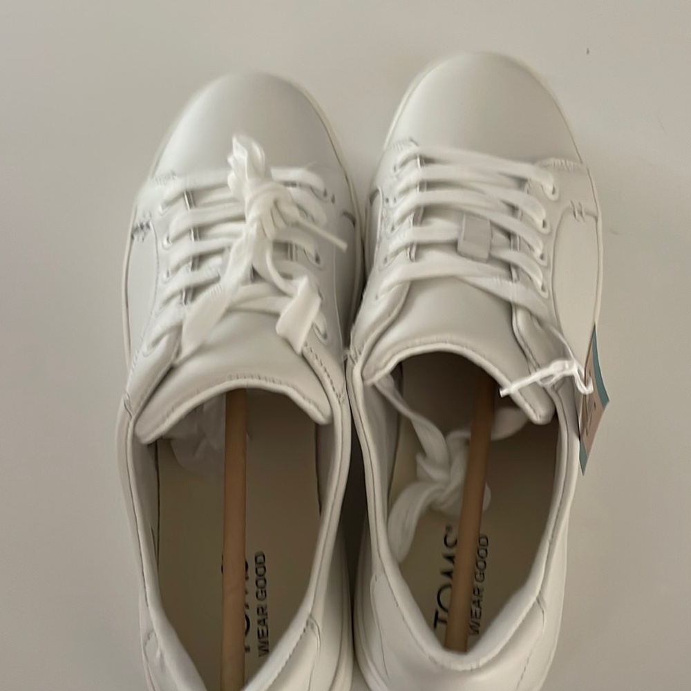 Woman’s Toms Kameron white leather lace up sneakers